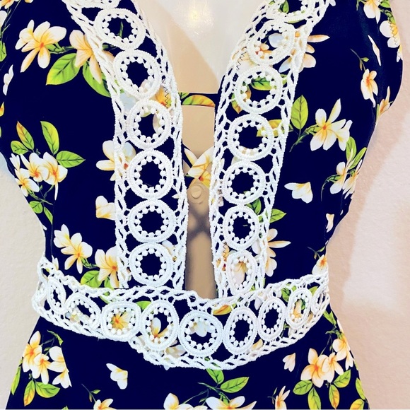 Cupshe Women's Floral One-Piece Swimsuit with Lace Detail Sz-Small - Picture 2 of 5